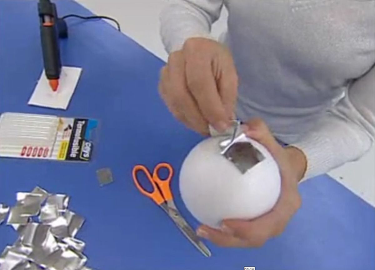 Bolas y cintas de estaño para decorar el árbol de Navidad paso 5