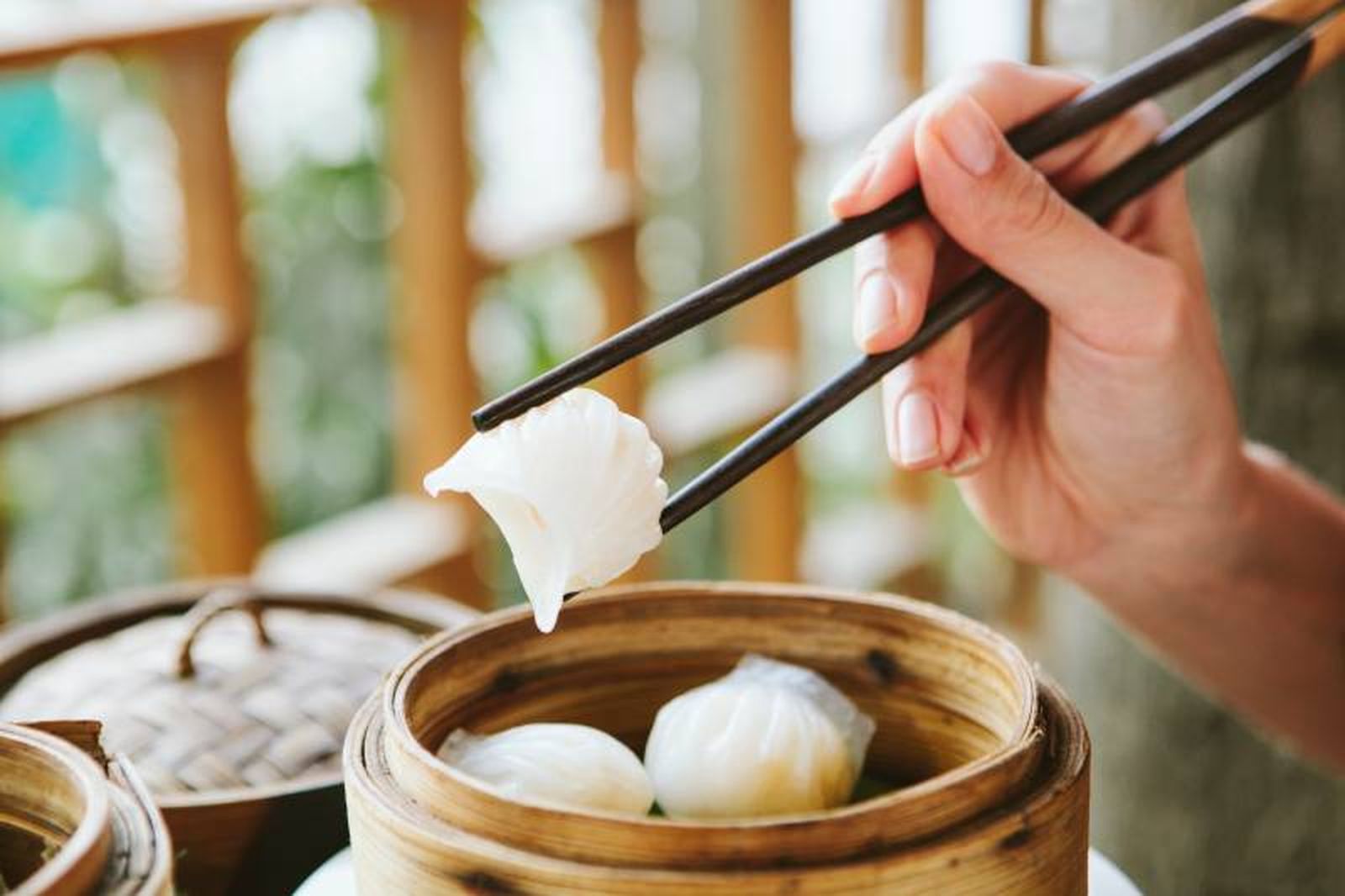 las gyozas o empanadillas japonesas se comen tradicionalmente con palillos