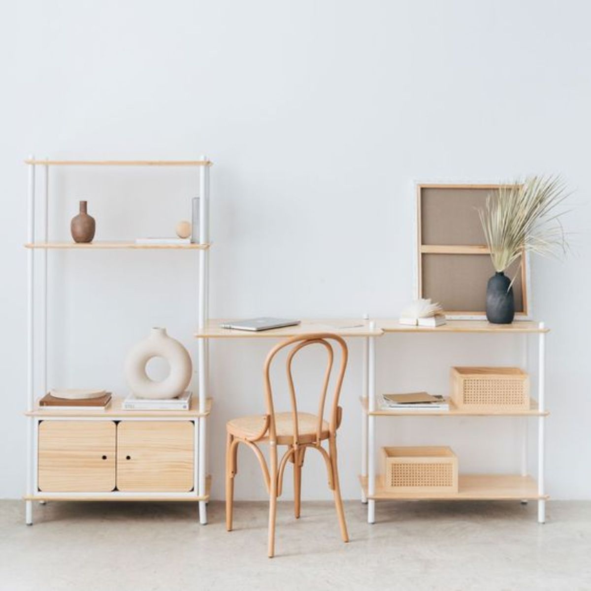 Estantería con escritorio.