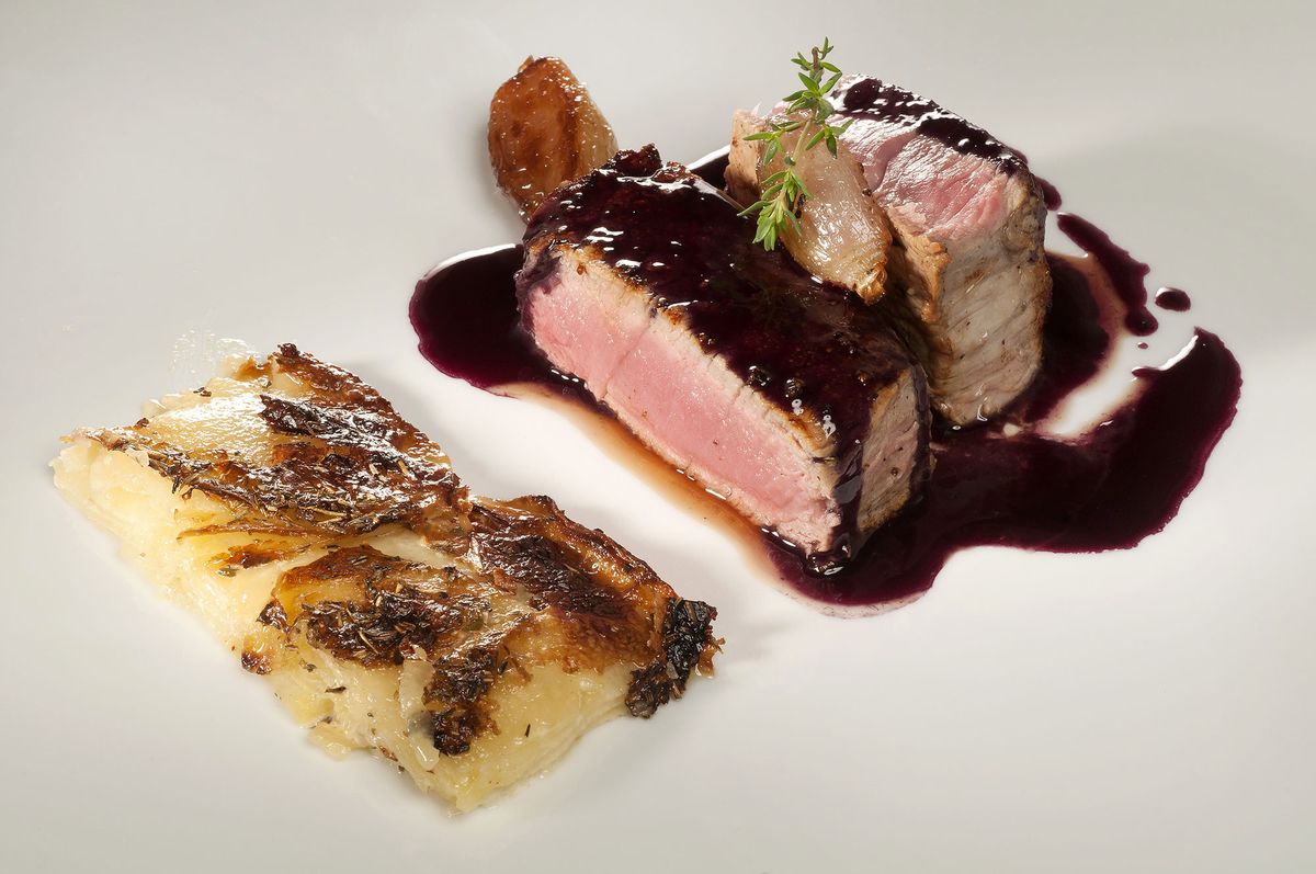 1869 Solomillo al vino tinto con patatas y chalotas (1053) xl