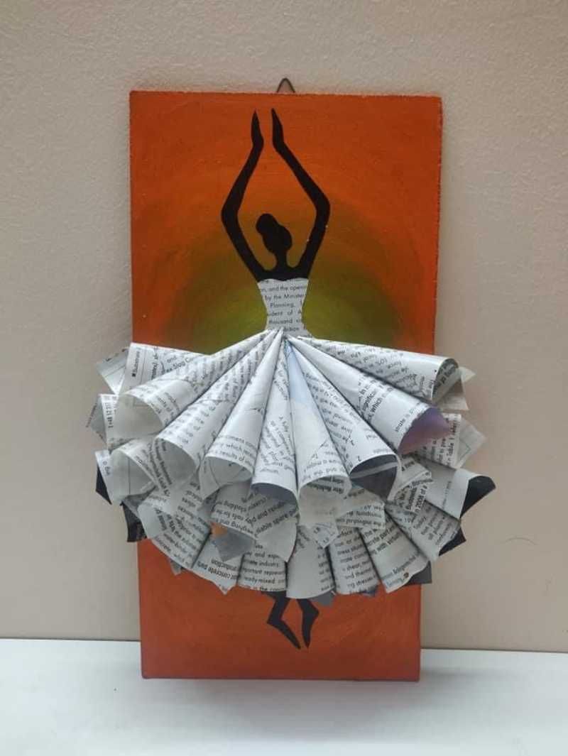 Lienzo de bailarina con vestido hecho con las hojas de un libro.