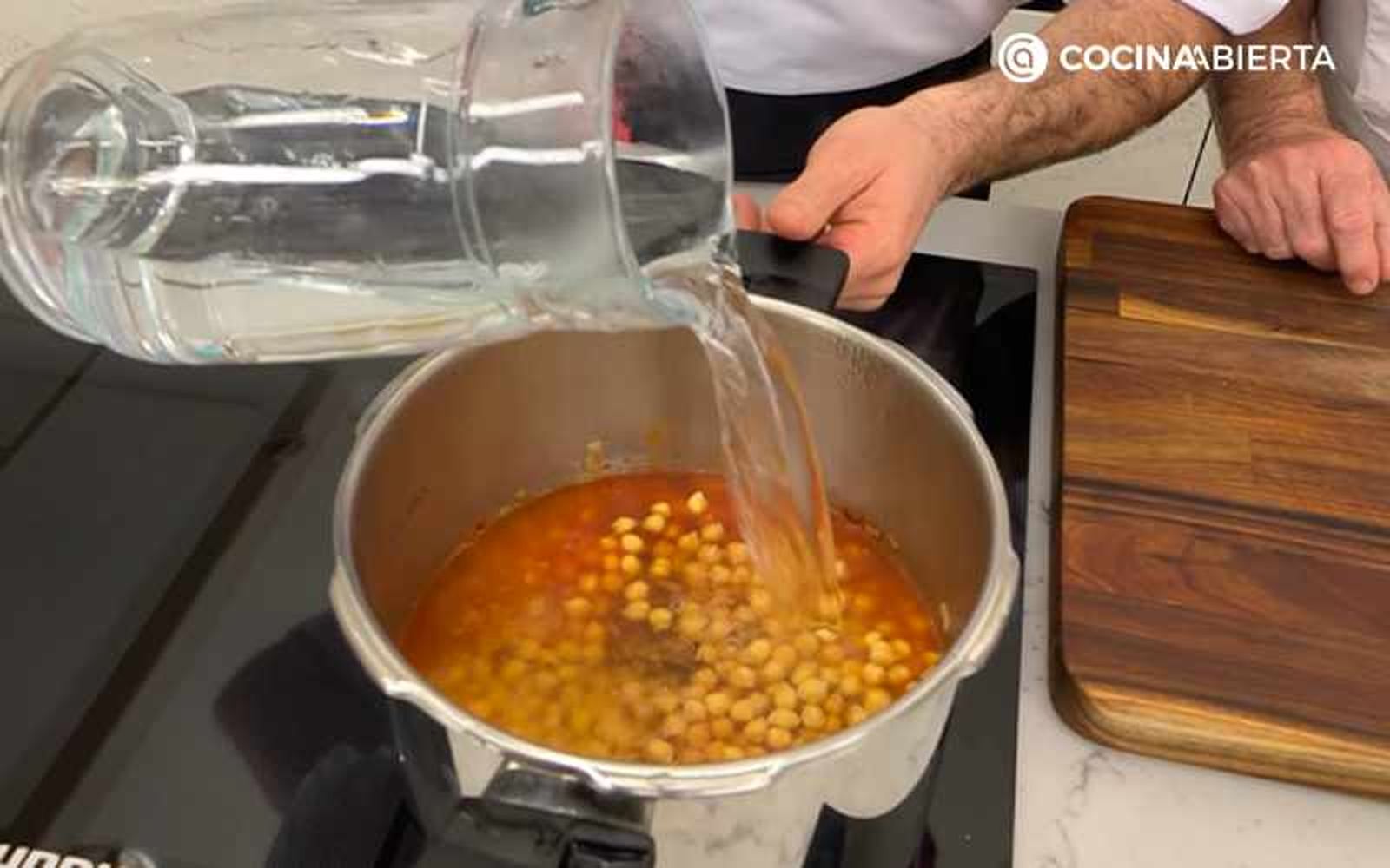 Incorpora los garbanzos