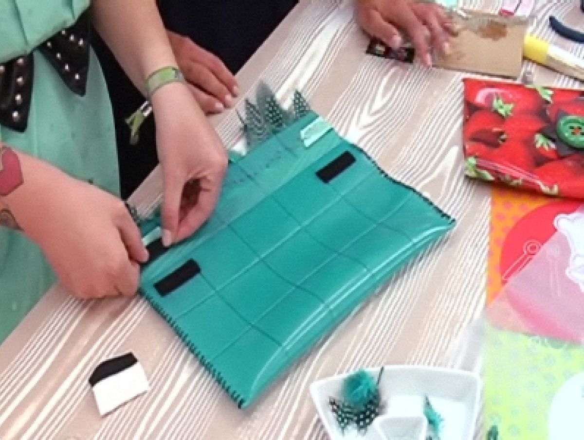 Cartera de mano con plumas p5