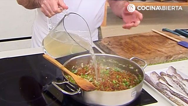 KARL67120321 receta sabiron con fideos karlos arguinano paso4