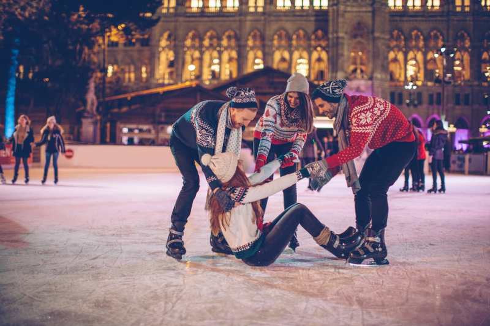 Patinar sobre hielo es una actividad muy recomendable en Navidad