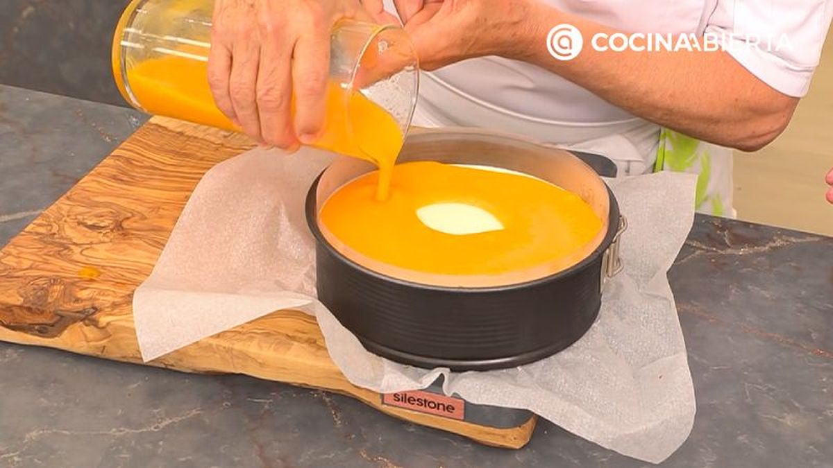 Cubre la mousse de queso con el puré de albaricoques