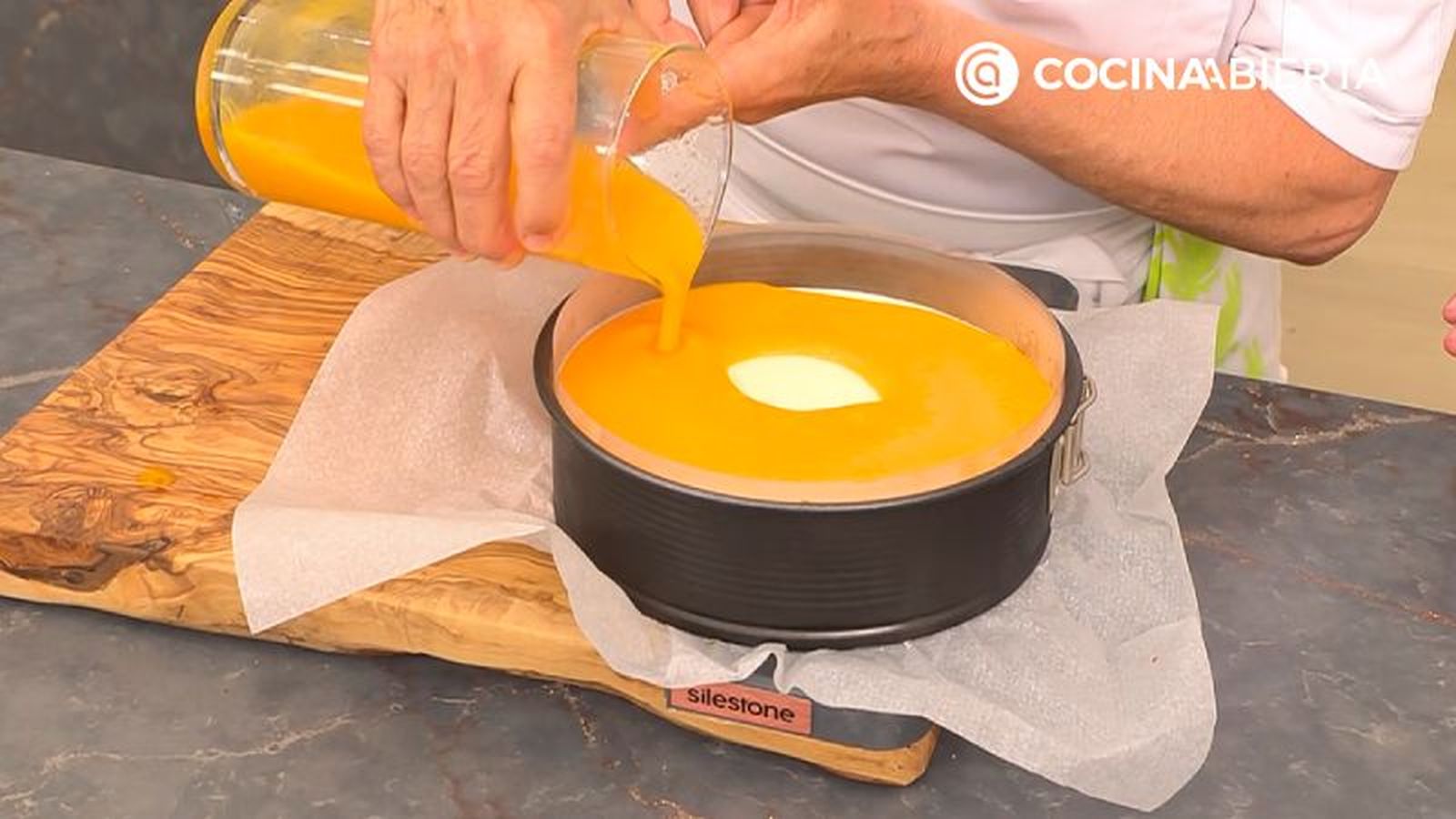 Cubre la mousse de queso con el puré de albaricoques
