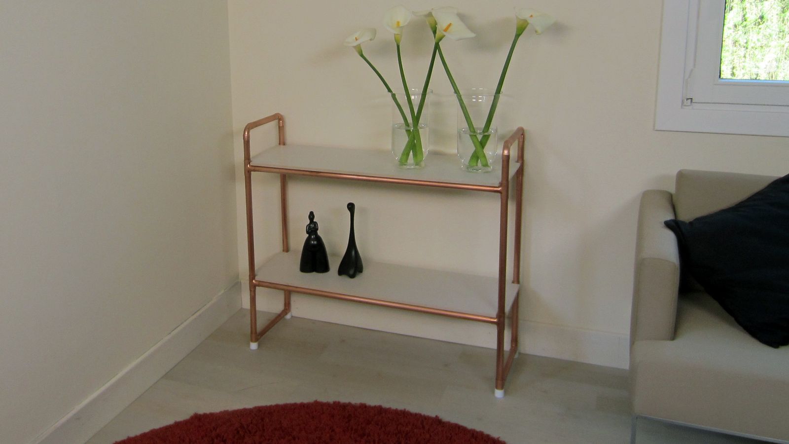 Cómo hacer una estantería de cobre y cerámica