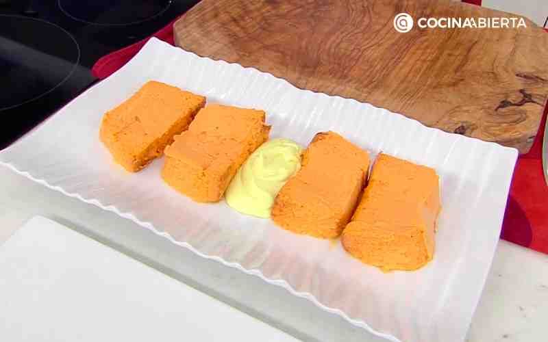 Acompaña el pastel de piquillos con mahonesa