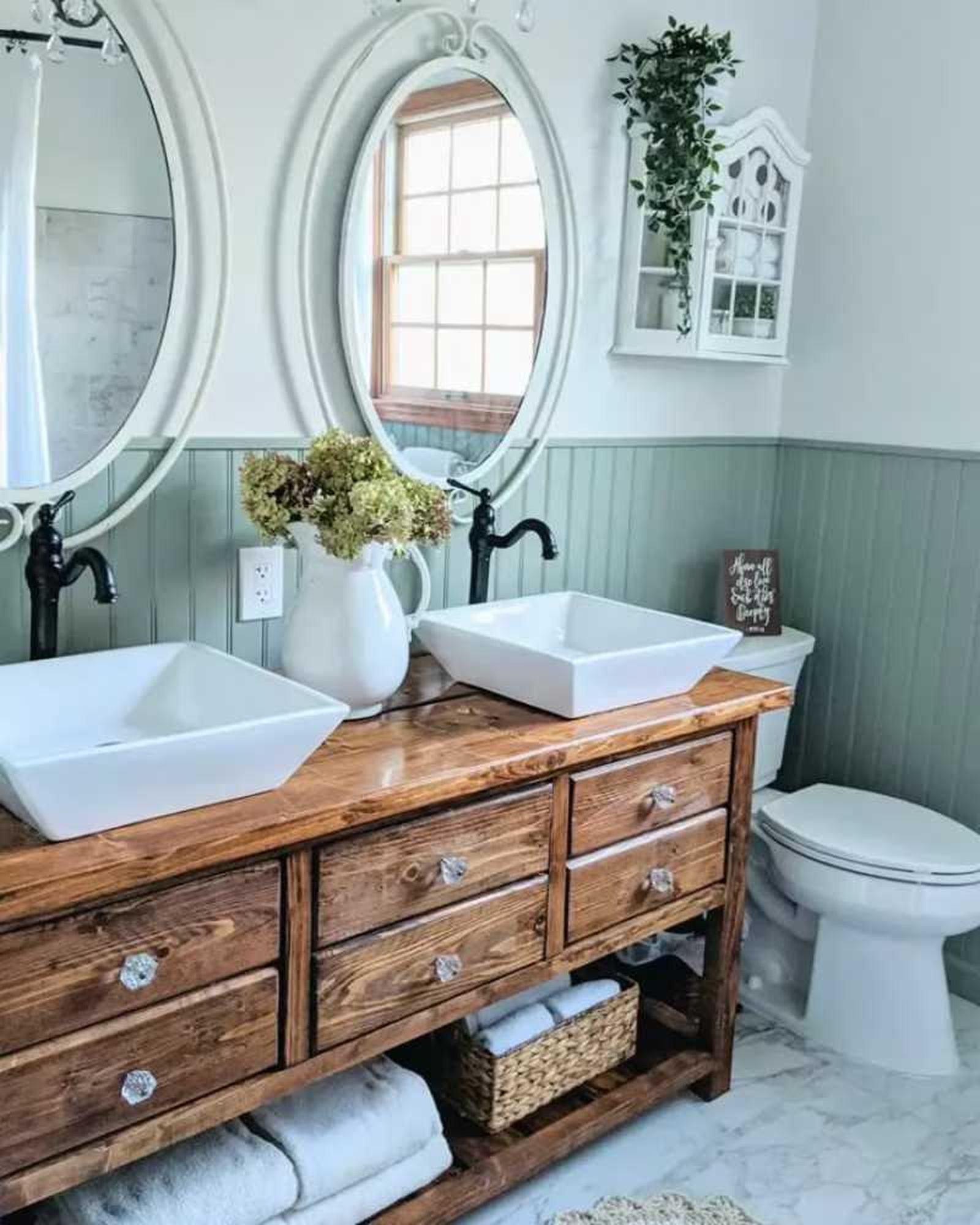Baño cottage con decoración de estilo cottage.