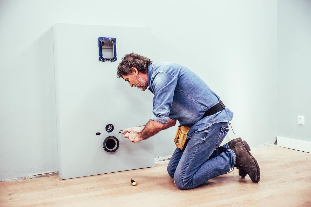 Cómo colocar un inodoro suspendido paso 10