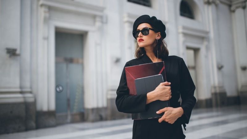 Boina negra para un look de oficina
