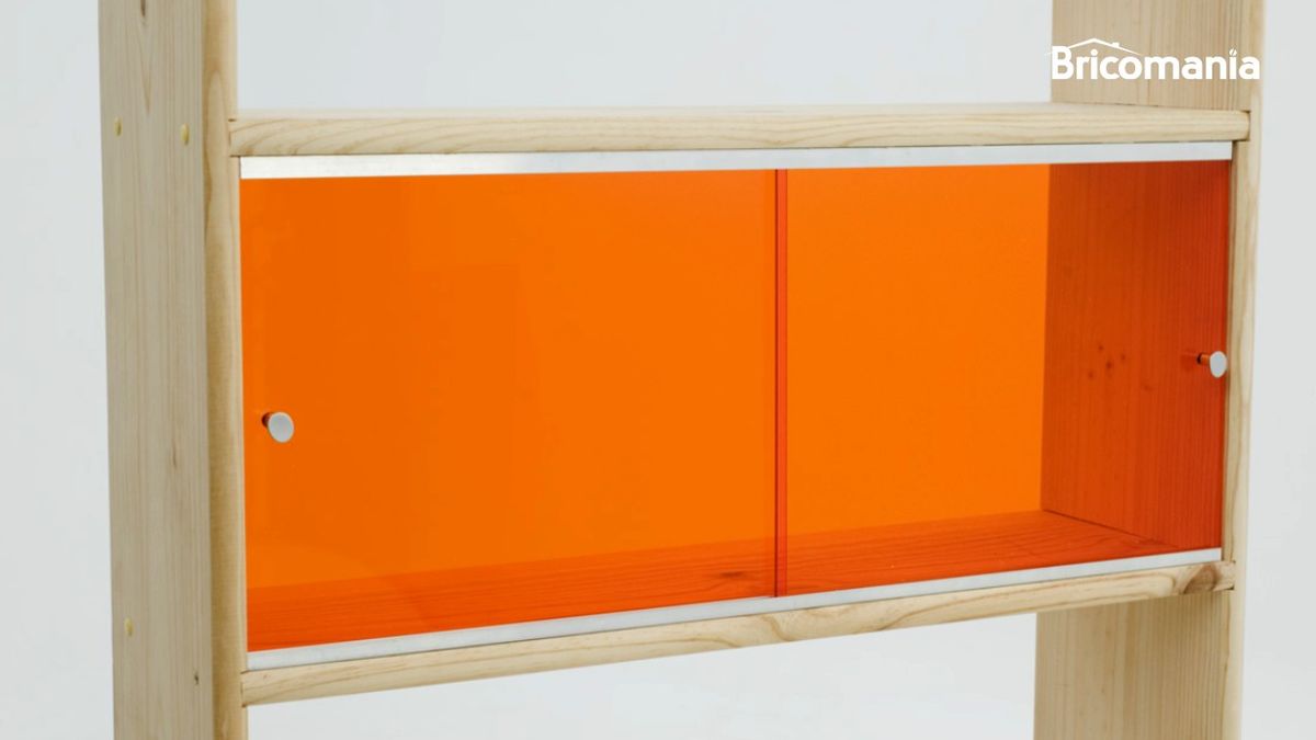 Puerta corredera en un mueble