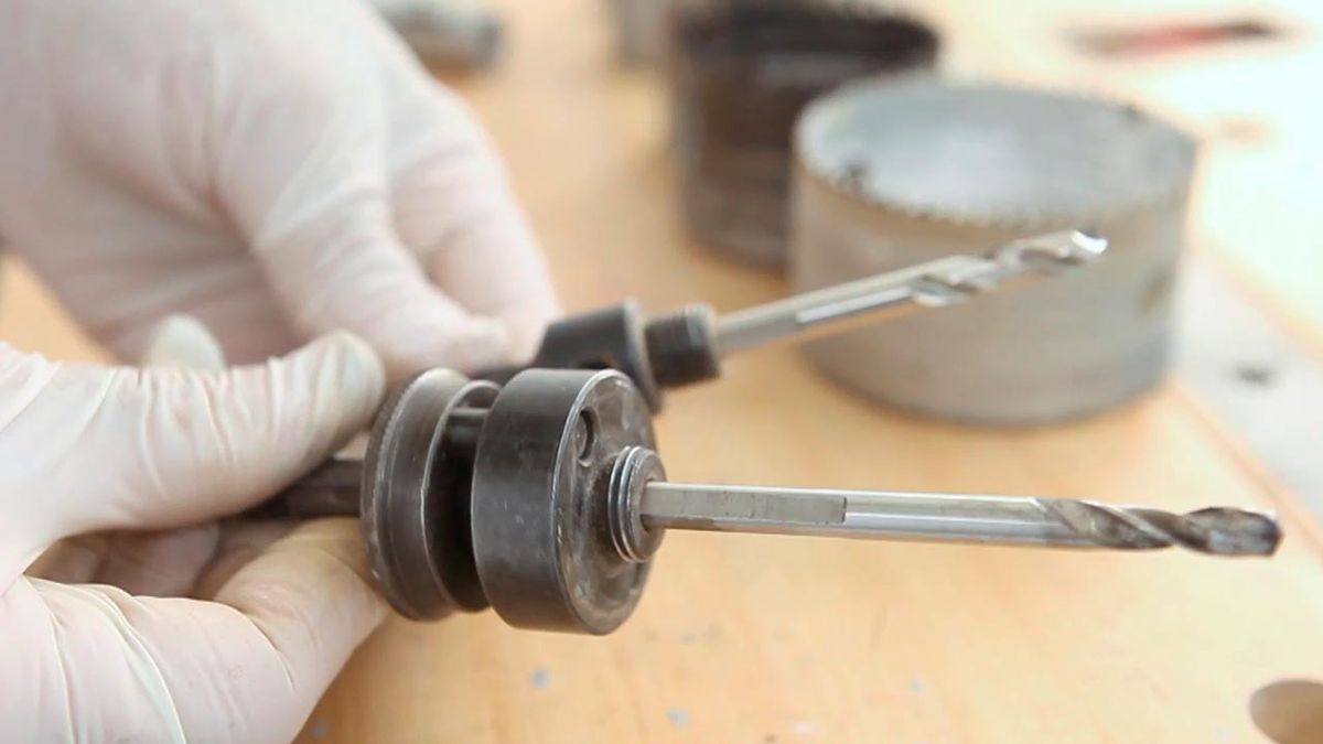 Como fijar una sierra de corona en el taladro paso 1