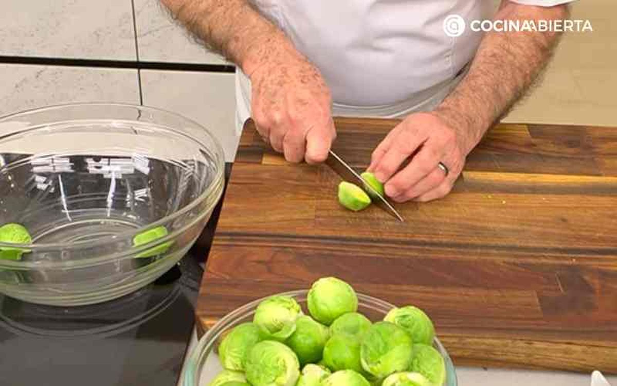 Limpia y corta las coles de Bruselas