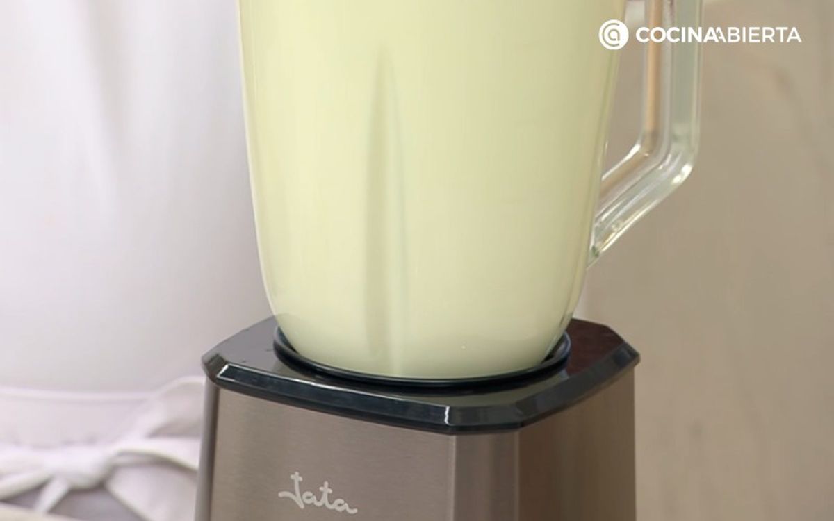 Tritura el melón con la bebida de coco