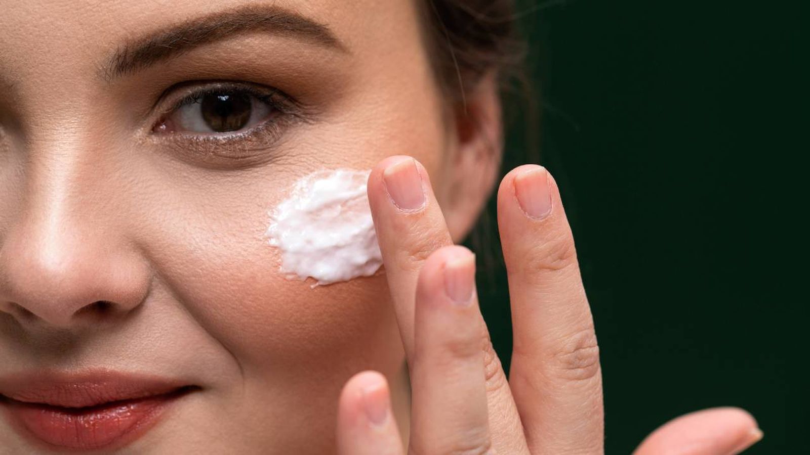 aplicar crema hidratante rostro sudor facial