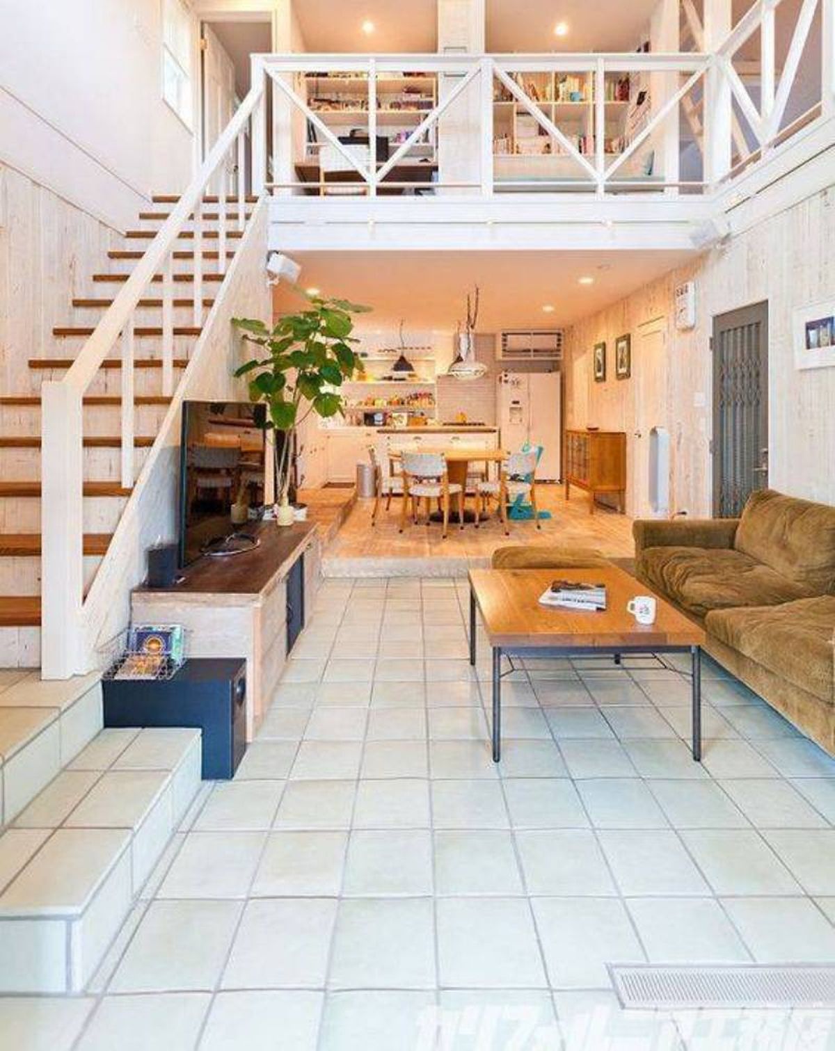 Loft amplio decorado en blanco con mobiliario azul.