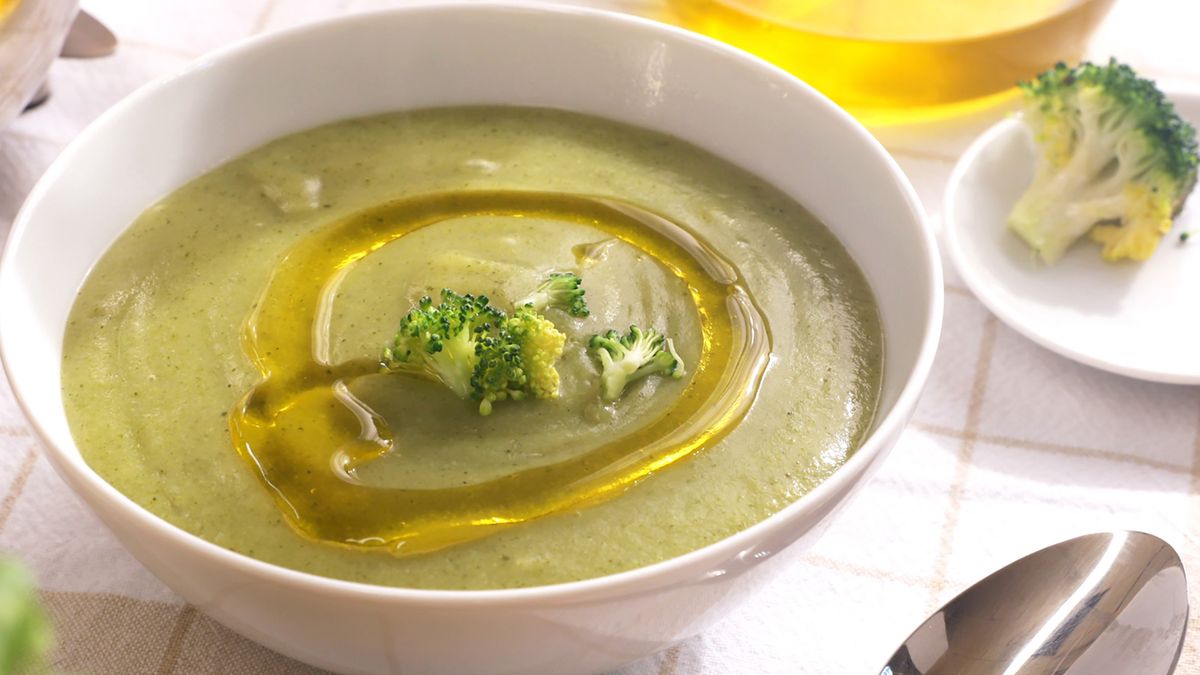 Disfruta de la crema de brócoli, adornada con un toque de aceite de oliva