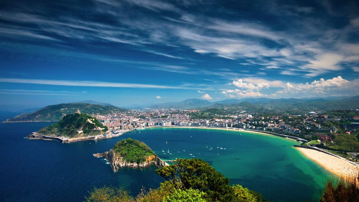 Hacer una ruta de pintxos es un plan imprescindible en San Sebastián