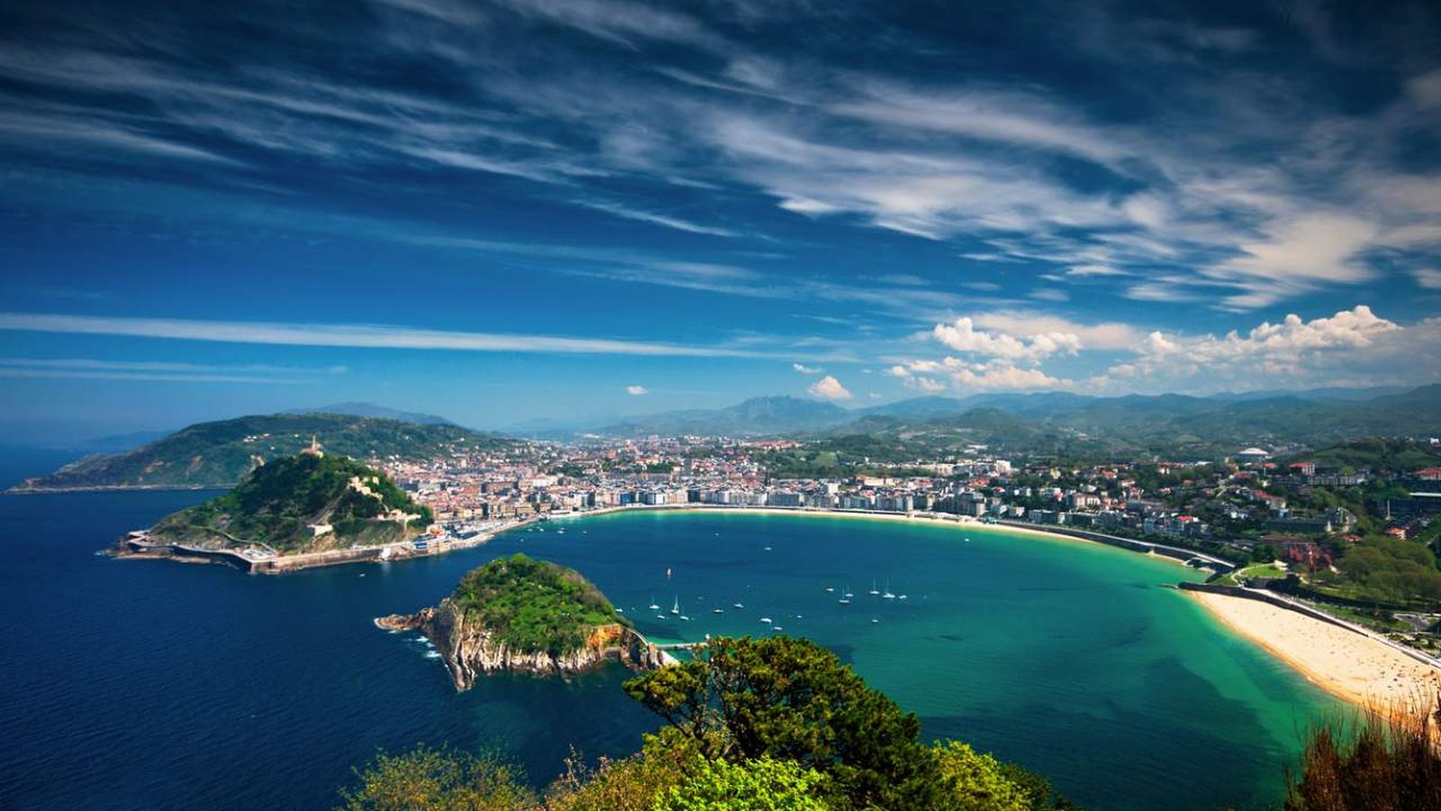 Hacer una ruta de pintxos es un plan imprescindible en San Sebastián