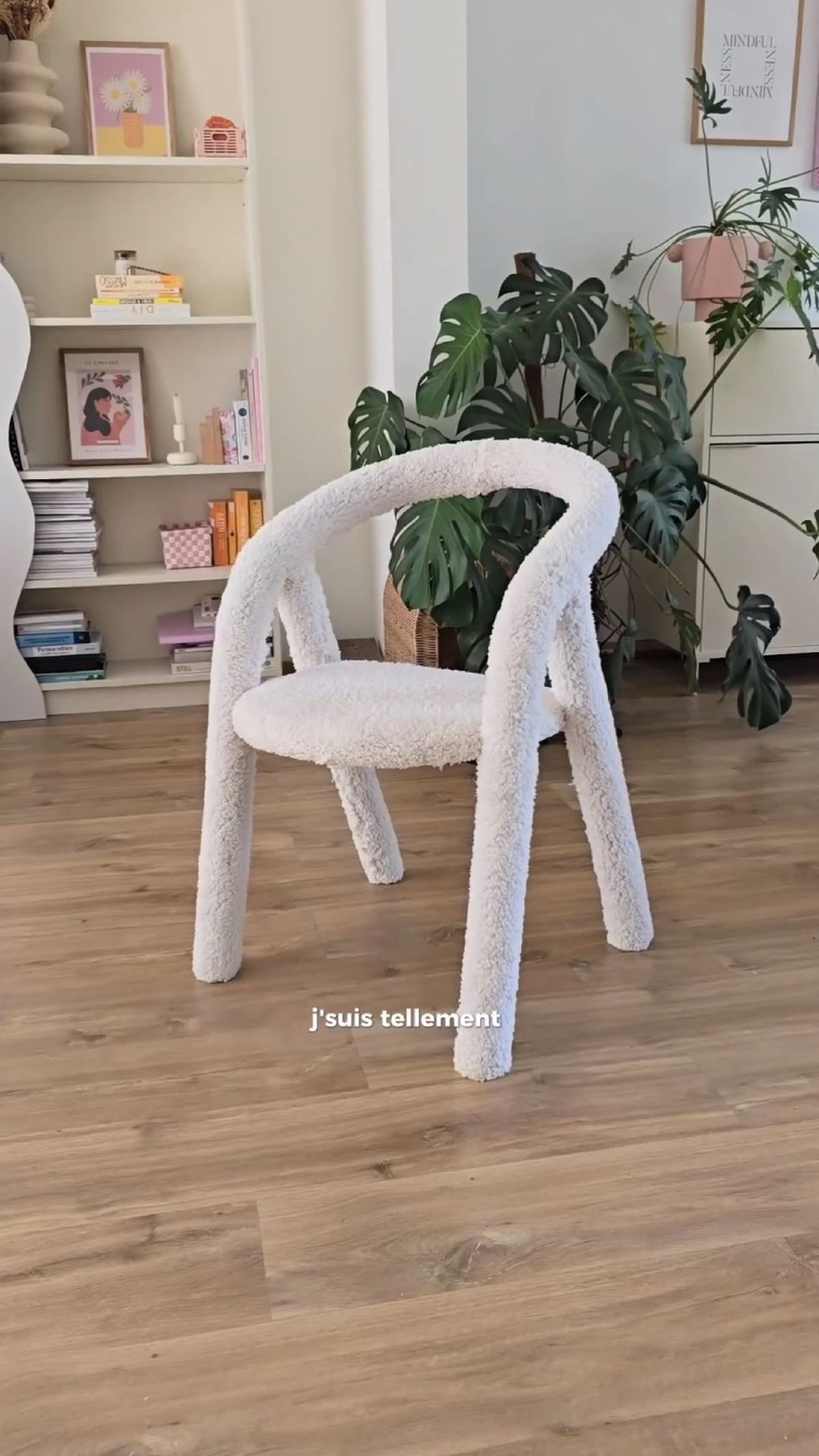 Sillas rescatadas de la basura restauradas con tela de borreguito.