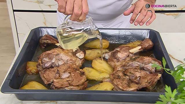 KARL70180322 receta salsa cordero asado paso 2