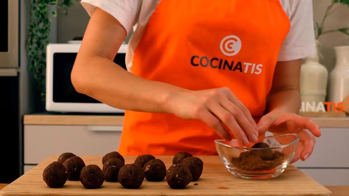 Receta de trufas veganas de cacao y avellanas   paso 4