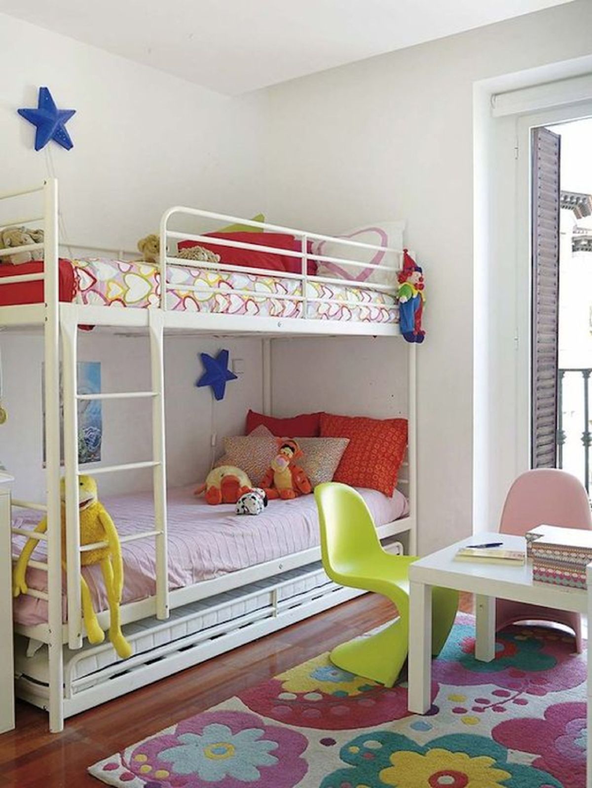 Dormitorios infantiles compartidos soluciones para disponer las camas en las habitaciones pequeñas 11