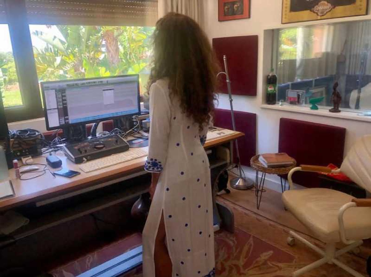 Rosario Flores mirando el jardín de su hogar.