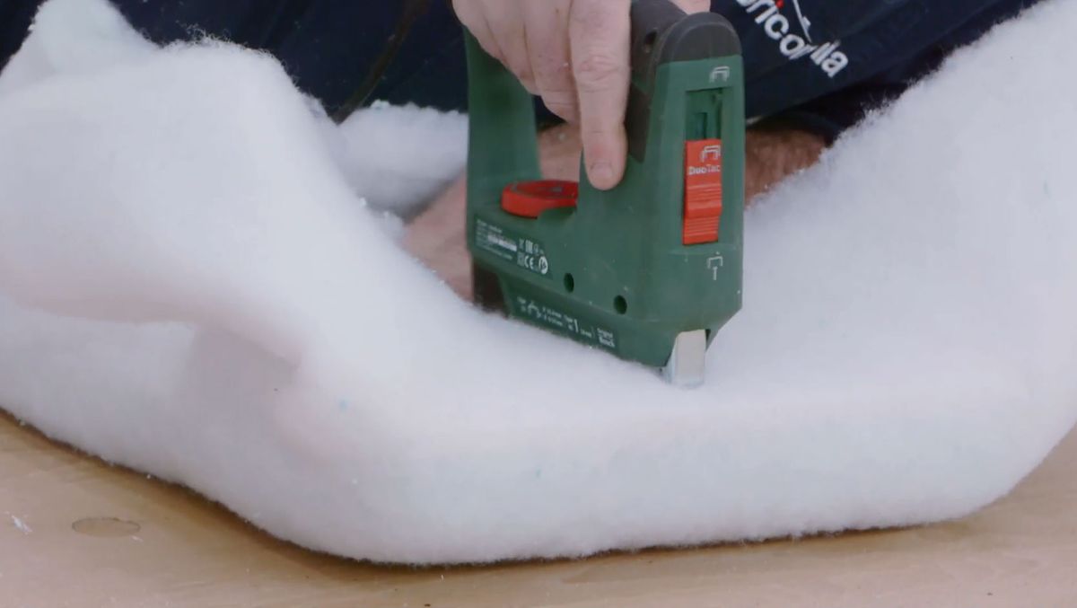 Cómo restaurar el asiento de una mecedora paso 8