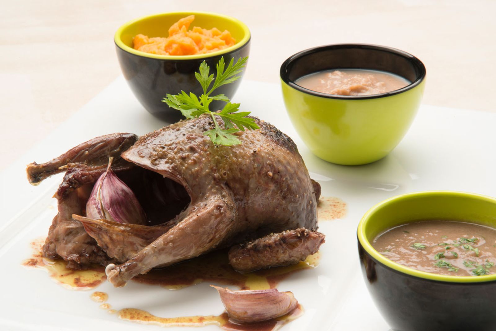 5450 1 Paloma asada con puré de boniato y castaña (935) xl