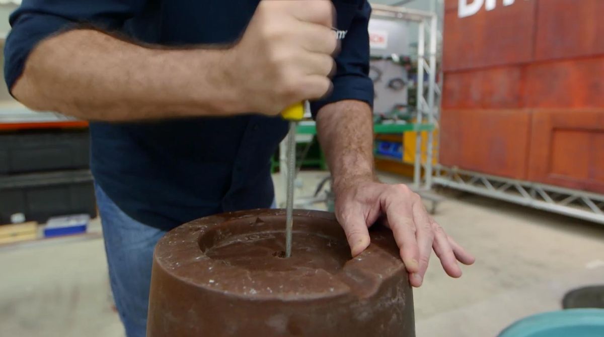 Cómo hacer una fuente macetero para el jardín paso 8