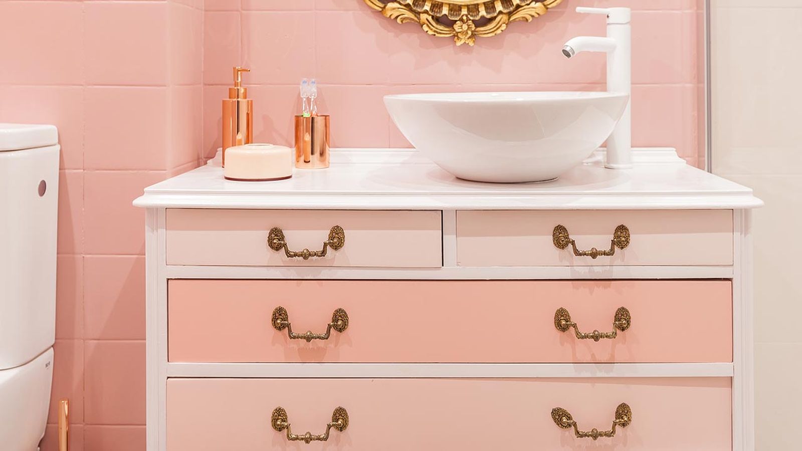 cuarto bano vintage rosa dorado despues 5