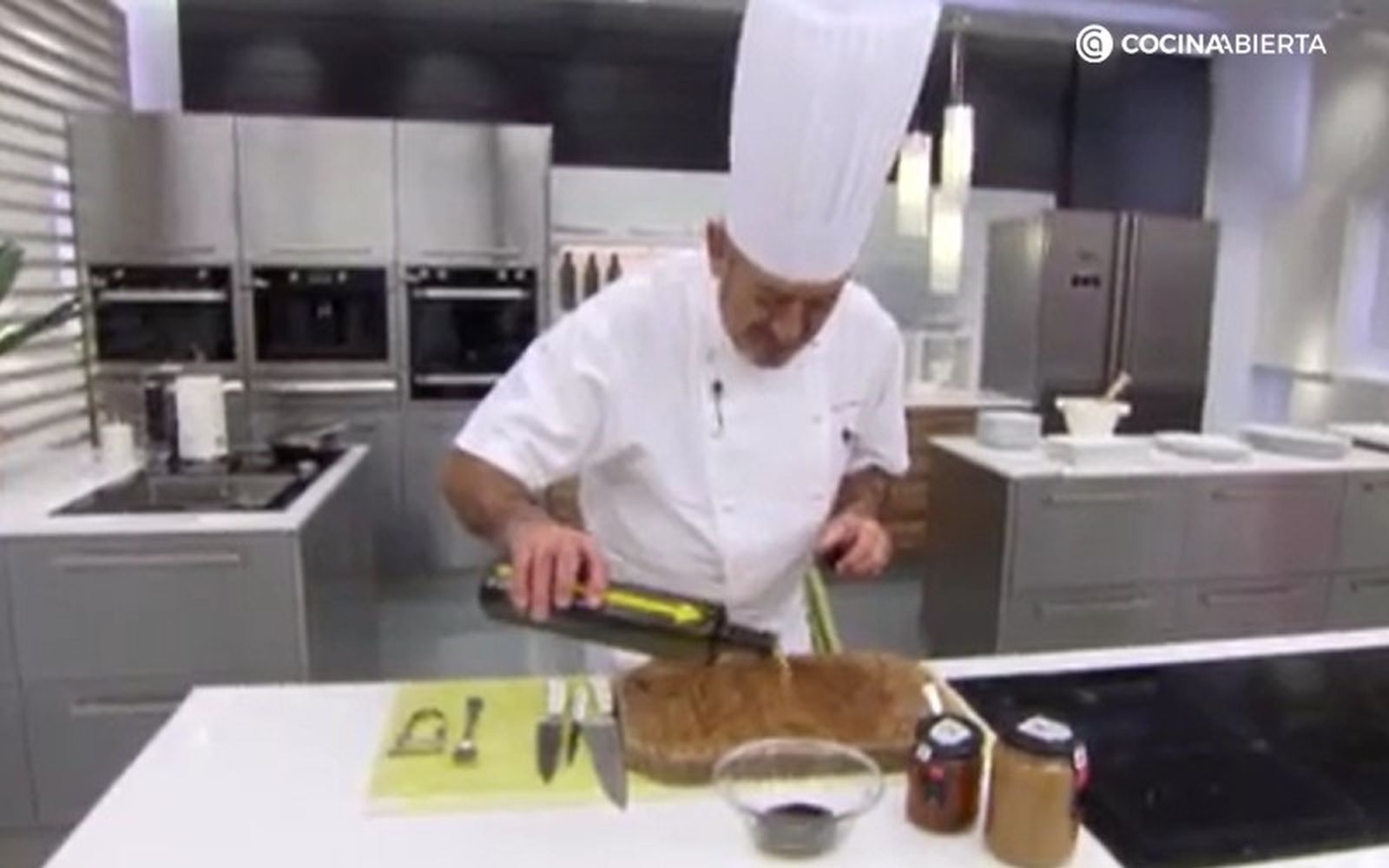 Utiliza aceite de oliva para hacer la vinagreta de miel