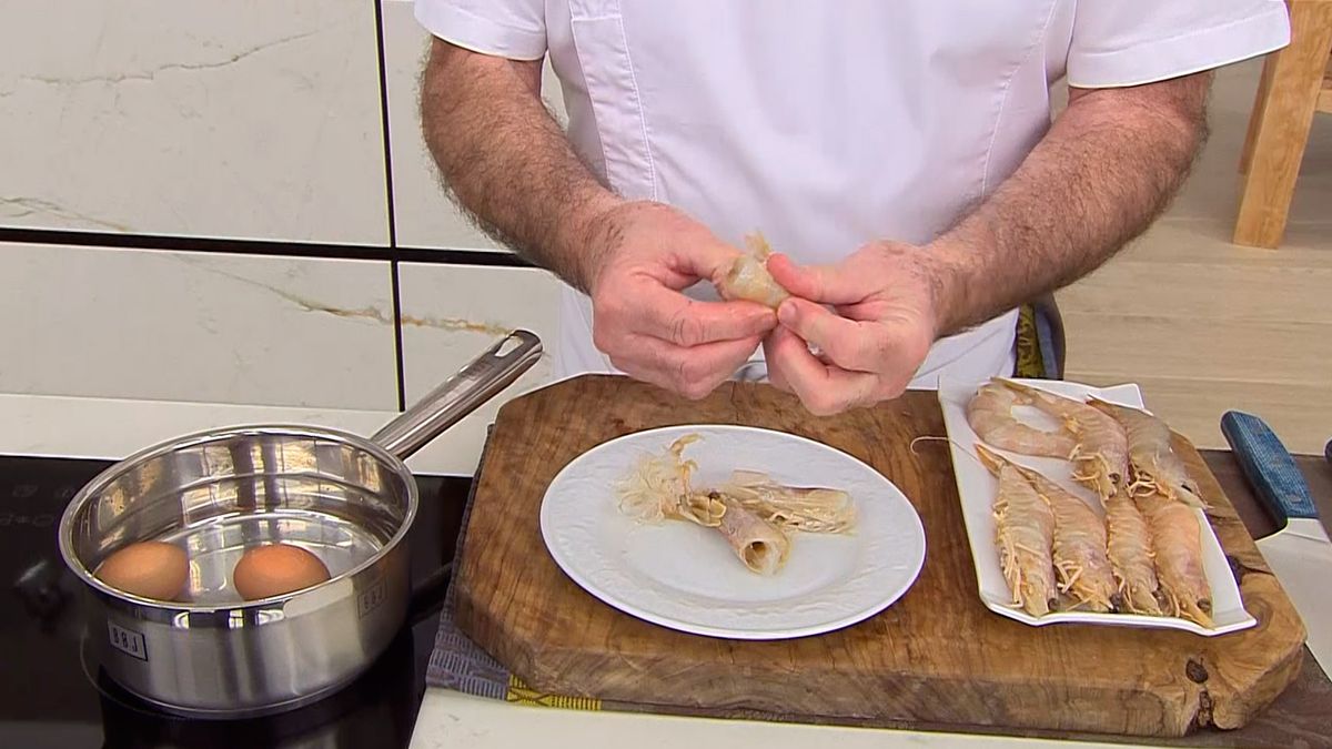 KARL66750320 ensaladilla con langostinos receta karlos arguinano paso2