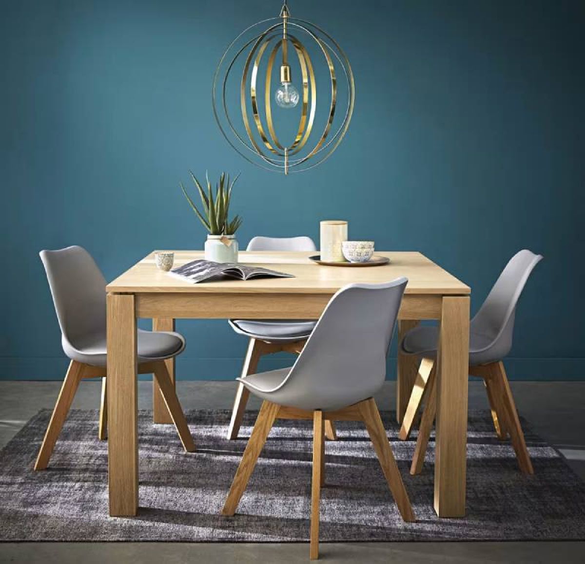 Mesa de comedor cuadrada de roble.