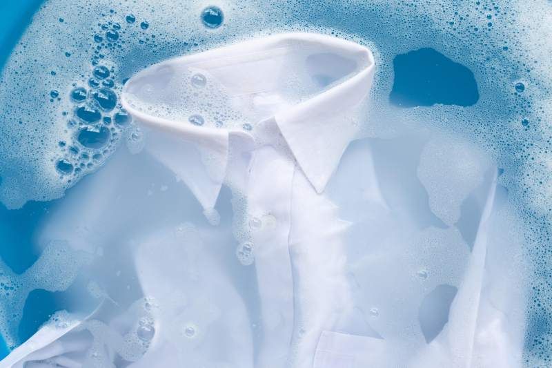 Tras usar un blanqueador, es esencial lavar la ropa con agua y jabón
