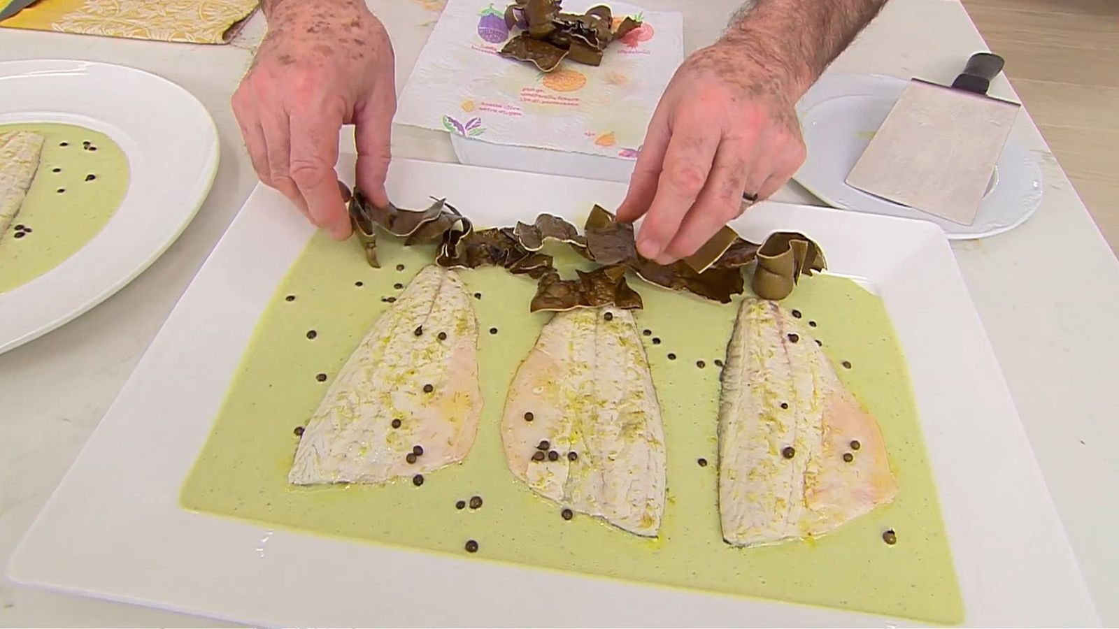 KARL66710320 lubina a la pimienta verde receta karlos arguinano paso4