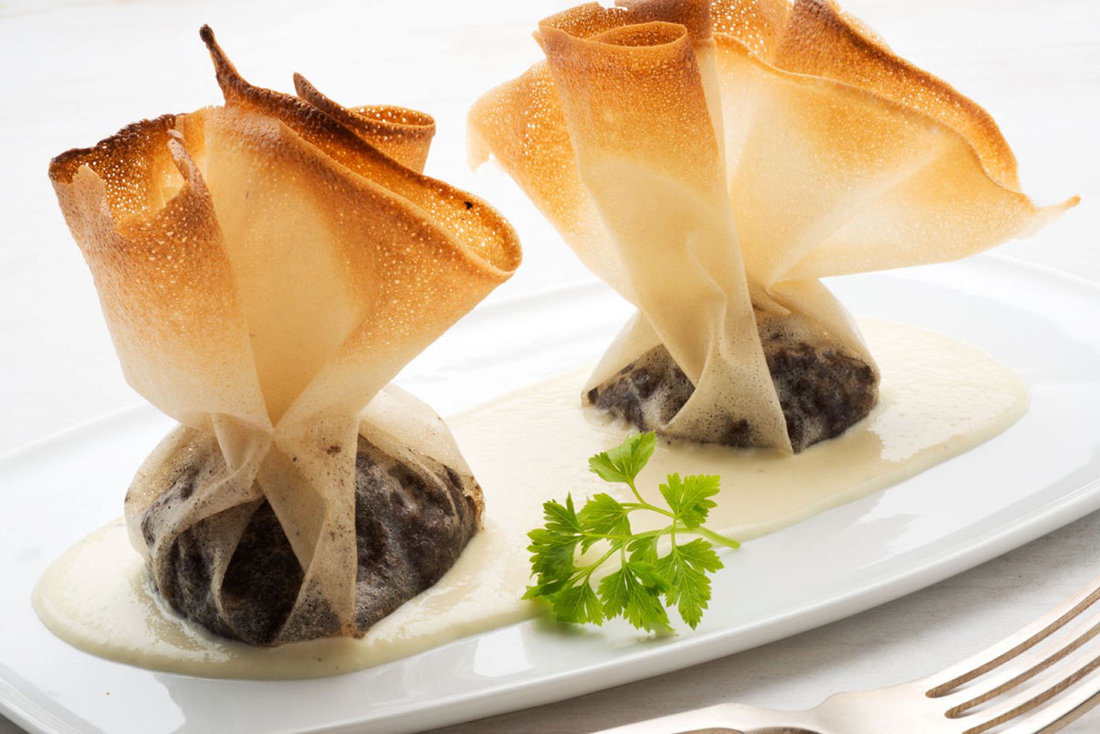 5269 Saquitos de morcilla y pera con salsa de col (654) xl