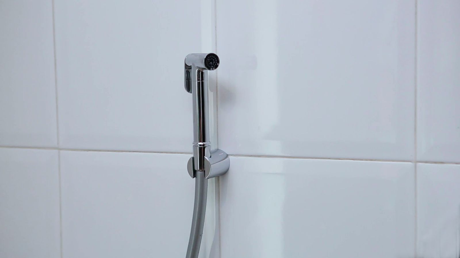 Cómo instalar una ducha de bidé para inodoro