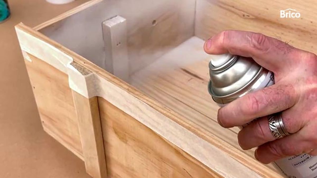Cómo hacer una estantería con una caja de madera paso 9
