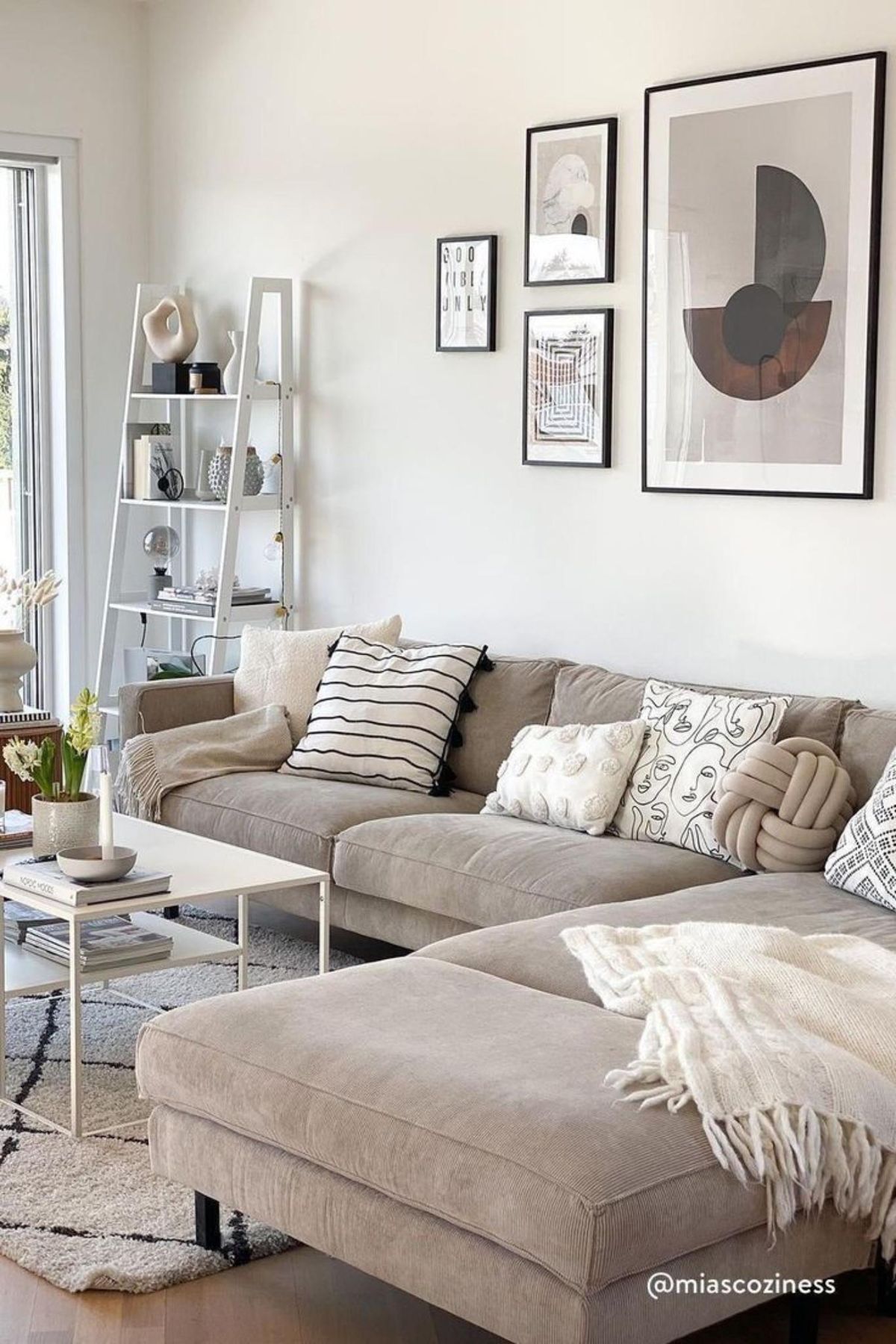 Salón con sofá de terciopelo y cojines con relieve.