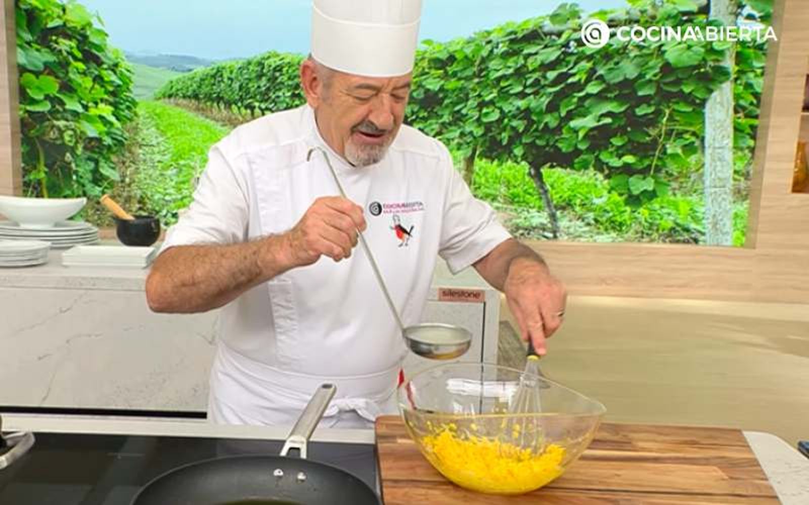 Añade el agua de cocción de la pasta
