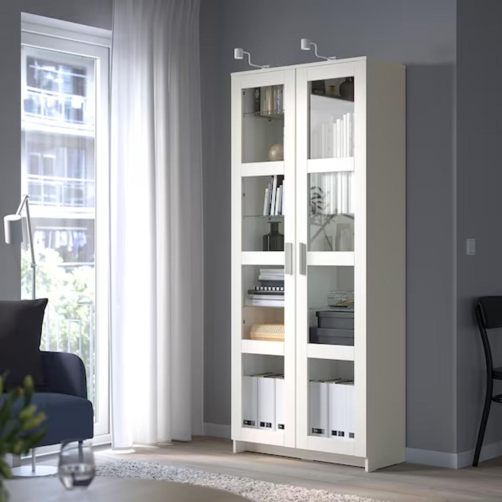 Salón con vitrina BRIMNES.