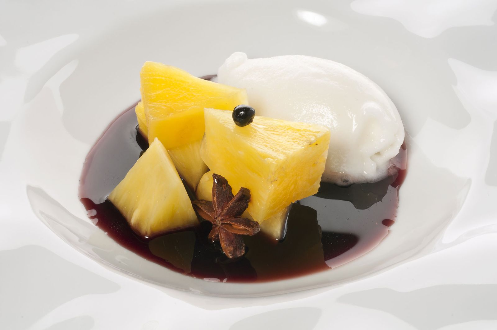302.2A.PIÑA ESPECIADA CON COULIS Y HELADO