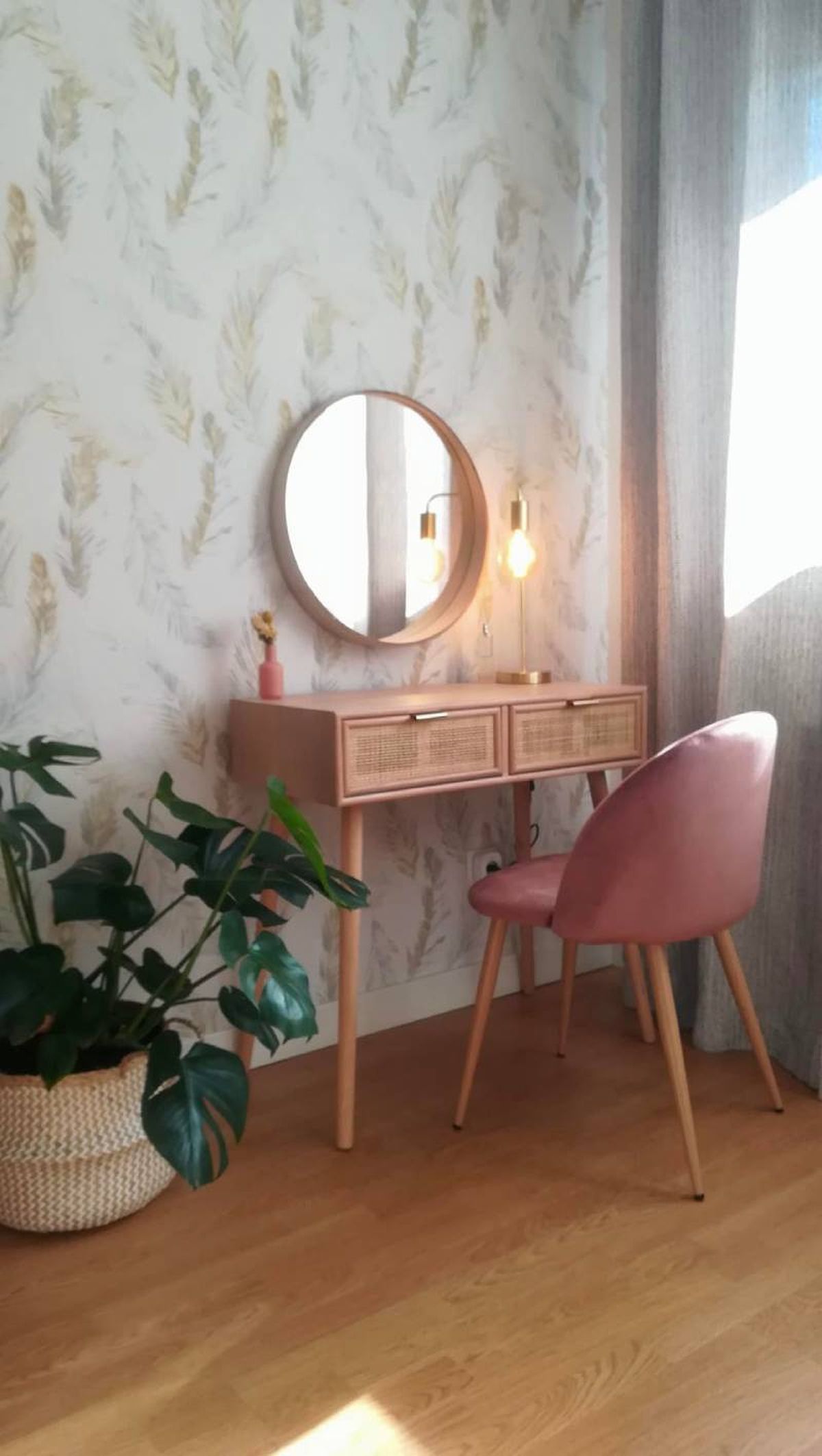 Tocador de un dormitorio con decoración consciente.