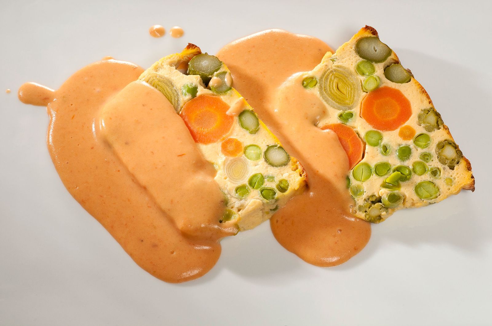 1801 Pastel de verduras con bechamel de tomate (985) xl