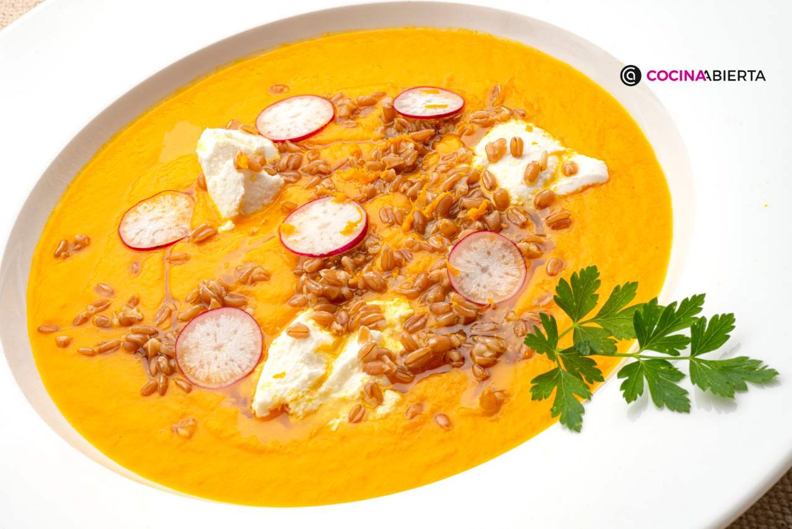 Receta fácil de sopa de zanahoria con espelta y rabanitos