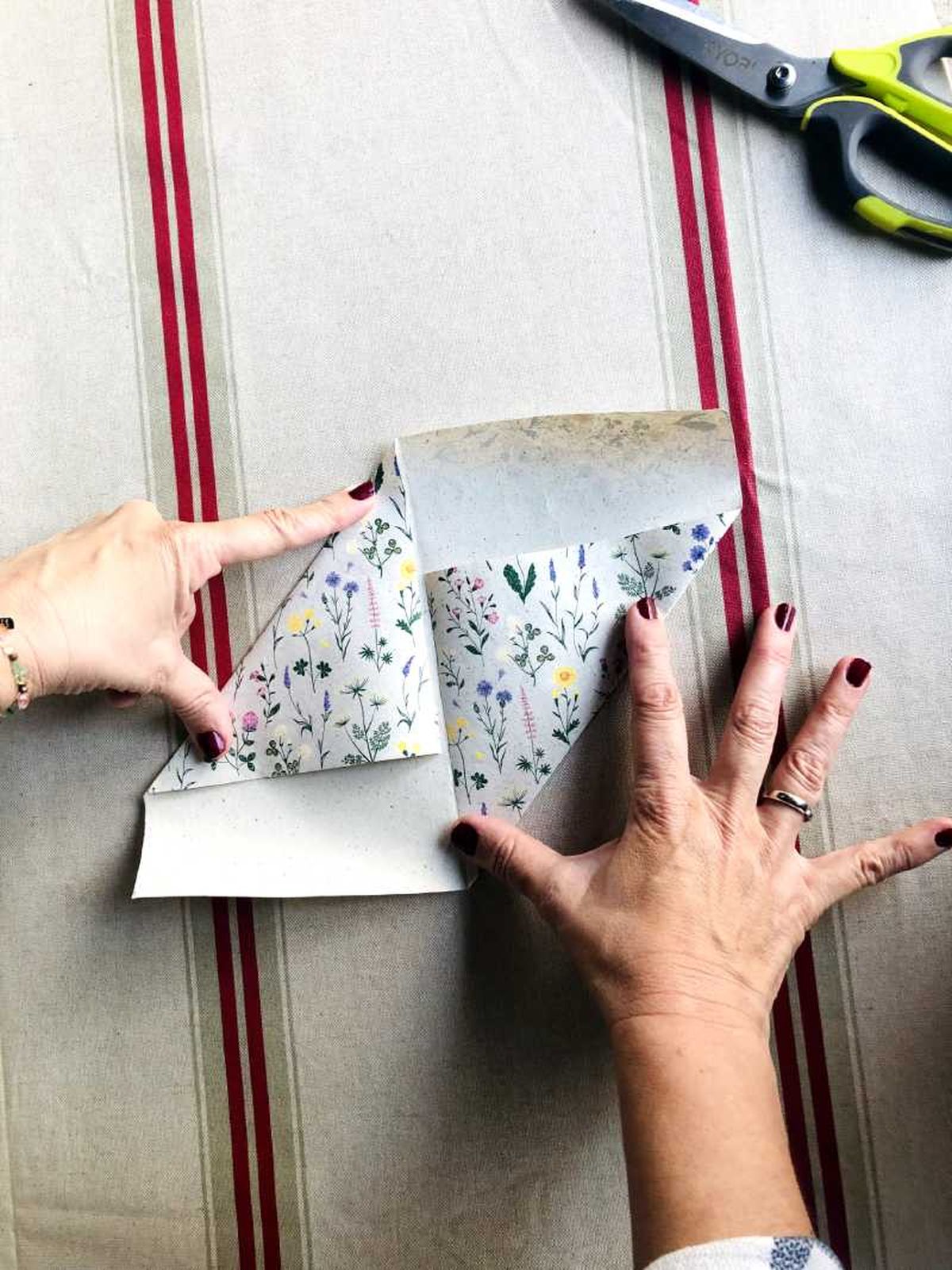 Sobre de papel floral.